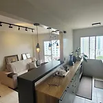 Apto na Quadra do Mar e Vista para o Rio