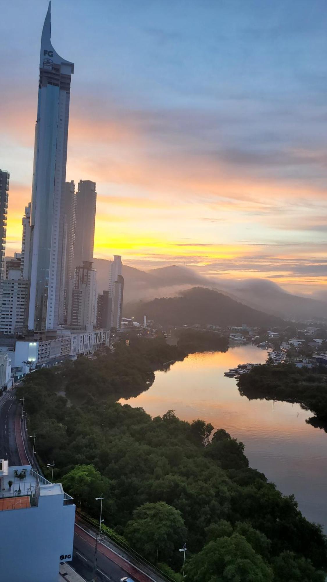 Apto Na Quadra Do Mar E Vista O Rio